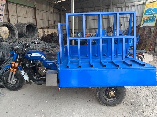 xe ba bánh chở kính