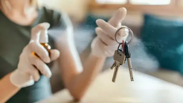 vệ sinh khóa định kỳ